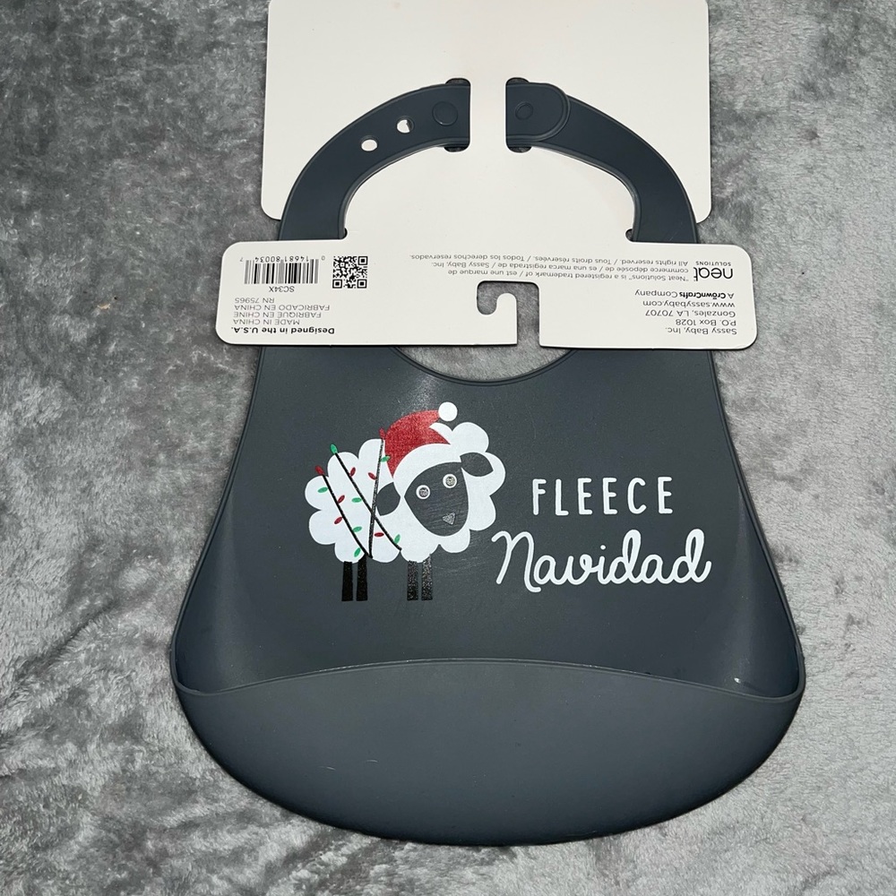 Neat Solutions Fleece Navidad Silcon Pocket Front Bib